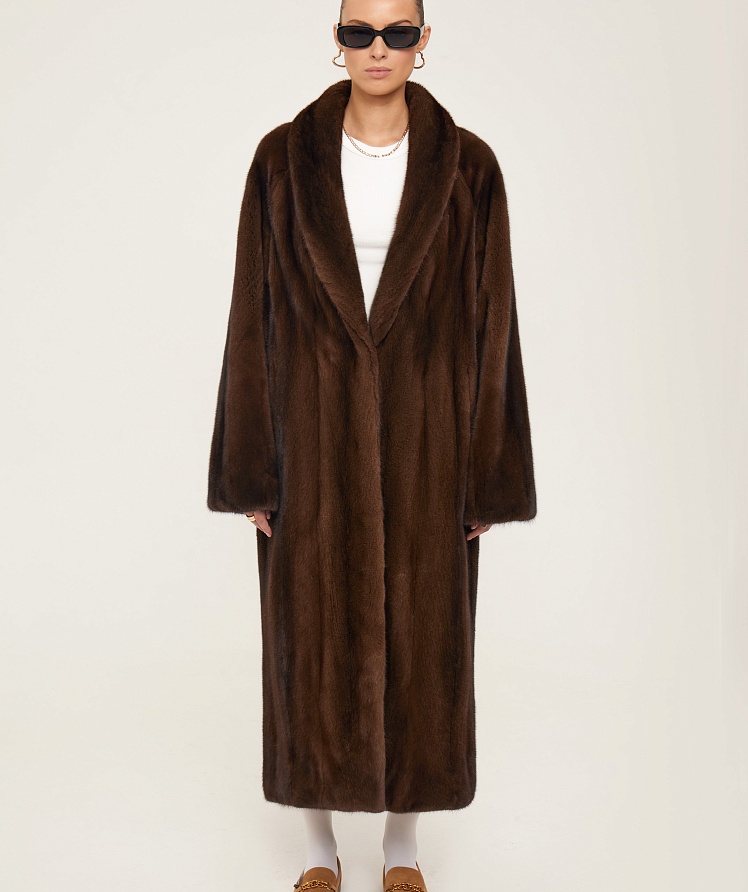 Пальто из коричневой норки с воротом-шалью